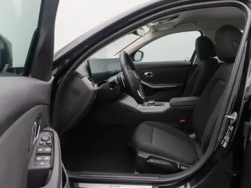 BMW 318i  Widscreen PDC GeschwindigReg DAB Cockpit