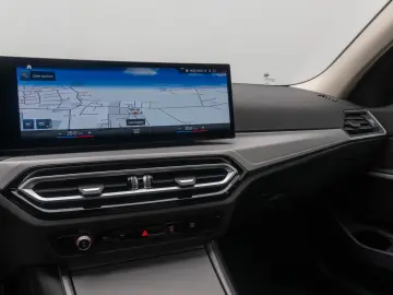 BMW 318i  Widscreen PDC GeschwindigReg DAB Cockpit