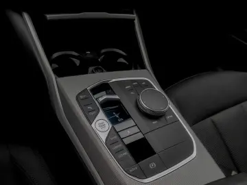 BMW 318i  Widscreen PDC GeschwindigReg DAB Cockpit