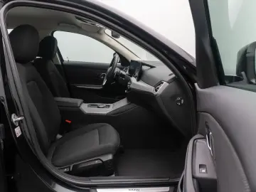 BMW 318i  Widscreen PDC GeschwindigReg DAB Cockpit