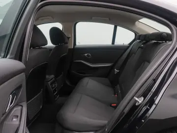 BMW 318i  Widscreen PDC GeschwindigReg DAB Cockpit