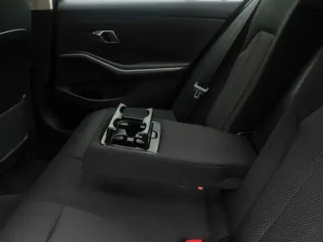 BMW 318i  Widscreen PDC GeschwindigReg DAB Cockpit