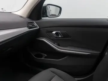BMW 318i  Widscreen PDC GeschwindigReg DAB Cockpit