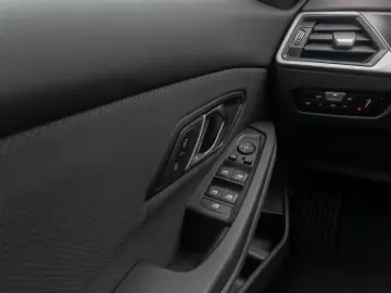 BMW 318i  Widscreen PDC GeschwindigReg DAB Cockpit