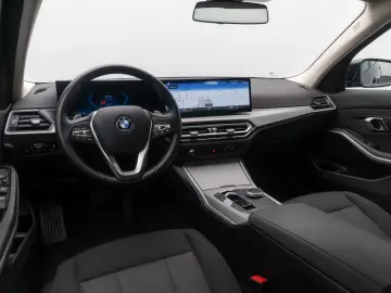 BMW 318i  Widscreen PDC GeschwindigReg DAB Cockpit