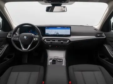 BMW 318i  Widscreen PDC GeschwindigReg DAB Cockpit