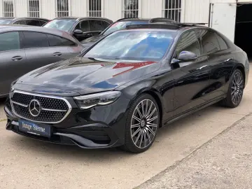 MERCEDES-BENZ E220 AMG Line Premium_SuperScreen_Lede…