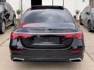 MERCEDES-BENZ E220 AMG Line Premium_SuperScreen_Lede…