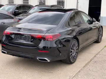 MERCEDES-BENZ E220 AMG Line Premium_SuperScreen_Lede…