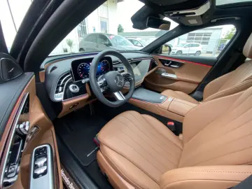 MERCEDES-BENZ E220 AMG Line Premium_SuperScreen_Lede…