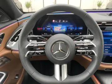 MERCEDES-BENZ E220 AMG Line Premium_SuperScreen_Lede…