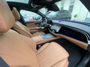 MERCEDES-BENZ E220 AMG Line Premium_SuperScreen_Lede…