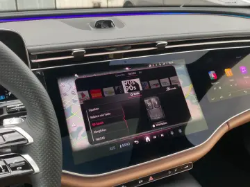 MERCEDES-BENZ E220 AMG Line Premium_SuperScreen_Lede…
