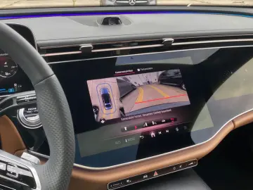 MERCEDES-BENZ E220 AMG Line Premium_SuperScreen_Lede…