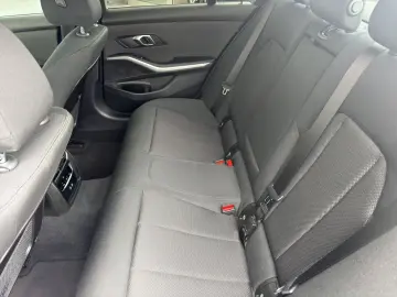 BMW 320i Limousine Hifi.AHK.ParkA.SSGL.Tempomat.SH