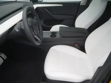 TESLA Model Y Performance  innen weiß EAP
