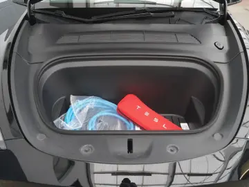 TESLA Model Y Performance  interior alb EAP