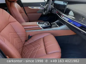 BMW 740d xDr.  M SPORT FOND ENT LOUNGE SEAT AT DOORS
