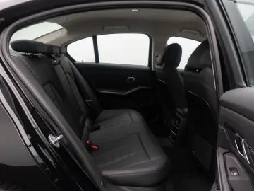 BMW 330i DigitalKey DAB Komfort HiFi Leder 18Zoll