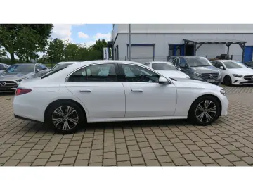 MERCEDES-BENZ E 220 d 4M Avantgarde Fahrass-Paket Pa…