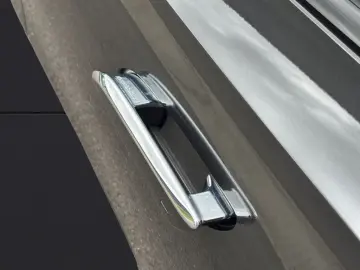 MERCEDES-BENZ E 220 d Limousine AMG Night Digital Hi…