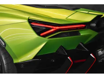 LAMBORGHINI Revuelto AD PERSONAM - VERDE CITREA   ROSSO MARS