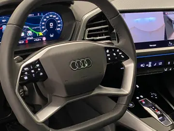 AUDI Q4 45 e-tron quattro S line Pano Matrix Wärmep.