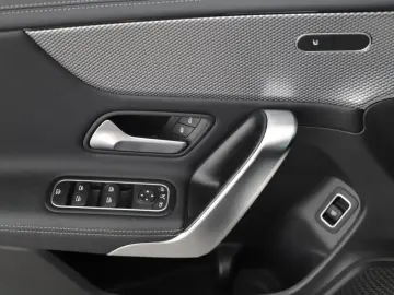 MERCEDES-BENZ CLA 180 Coupé Progressive Pano LED Spu…
