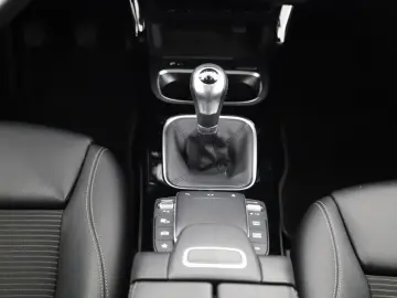 MERCEDES-BENZ CLA 180 Coupé Progressive Pano LED Spu…