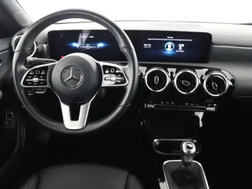 MERCEDES-BENZ CLA 180 Coupé Progressive Pano LED Spu…