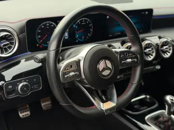 MERCEDES-BENZ CLA 200 AMG-Line ALCANTARA CAM LED