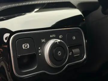 MERCEDES-BENZ CLA 200 AMG-Line ALCANTARA CAM LED