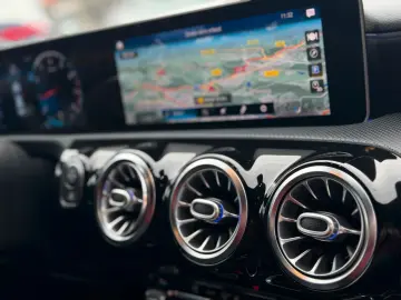 MERCEDES-BENZ CLA 200 AMG-Line ALCANTARA CAM LED