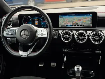 MERCEDES-BENZ CLA 200 AMG-Line ALCANTARA CAM LED