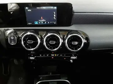 MERCEDES-BENZ CLA 200d 8G-Progressive BusiP LED KAM