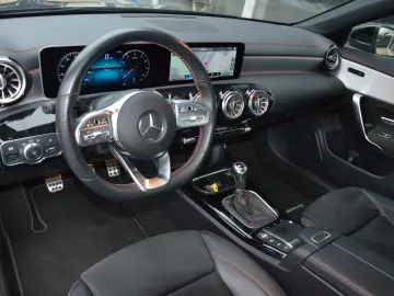 MERCEDES-BENZ CLA 200 Coupe AMG-LINE LED MBUX PDC SH…