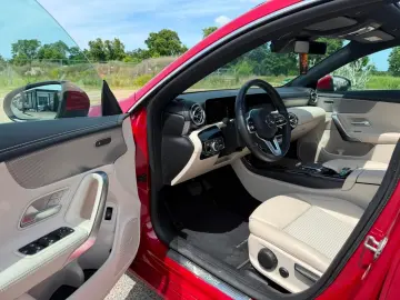 MERCEDES-BENZ CLA 180  Beige PANO AMBIENTE MBUX