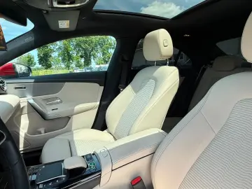 MERCEDES-BENZ CLA 180  Beige PANO AMBIENTE MBUX