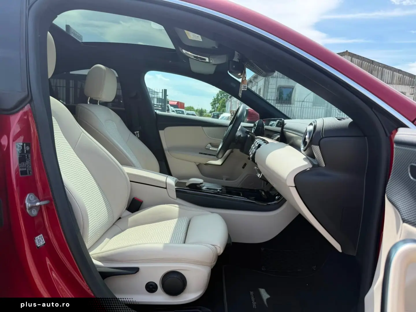 MERCEDES-BENZ CLA 180  Beige PANO AMBIENTE MBUX