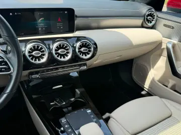 MERCEDES-BENZ CLA 180  Beige PANO AMBIENTE MBUX