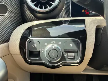 MERCEDES-BENZ CLA 180  Beige PANO AMBIENTE MBUX