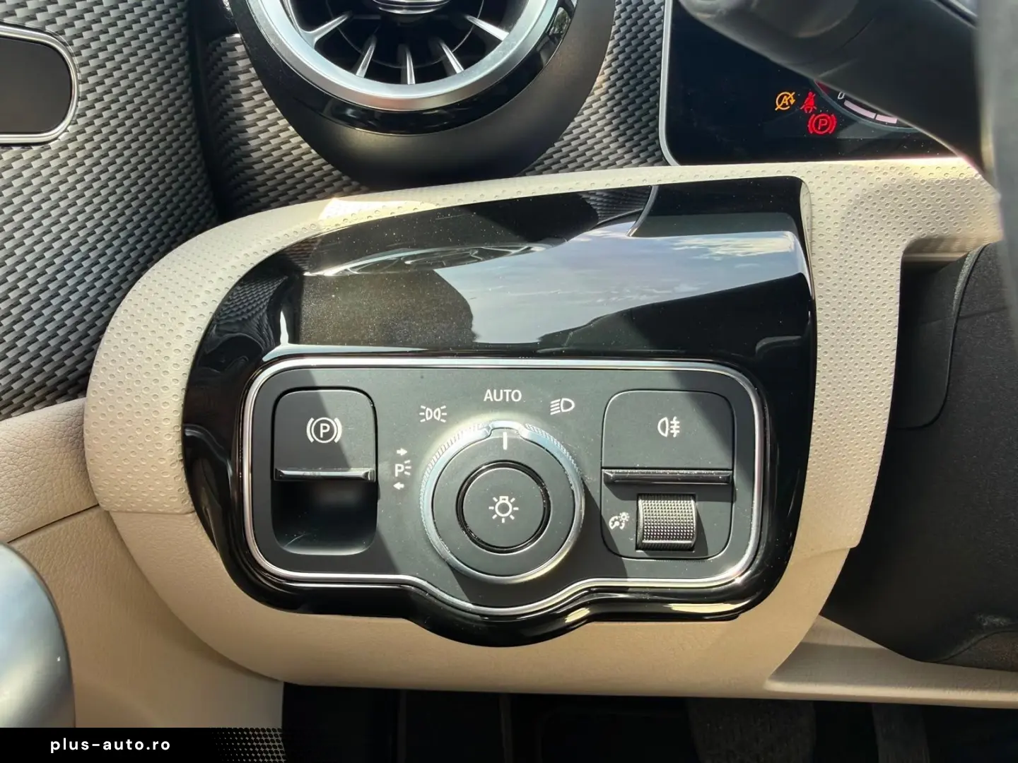MERCEDES-BENZ CLA 180  Beige PANO AMBIENTE MBUX