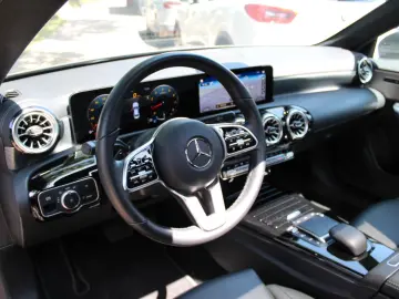 MERCEDES-BENZ CLA 180 Limo - Leder - Panorama - LED