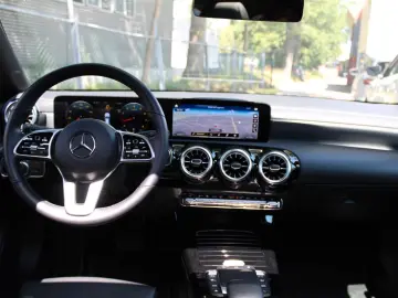 MERCEDES-BENZ CLA 180 Limo - Leder - Panorama - LED