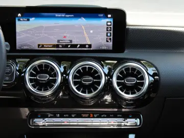 MERCEDES-BENZ CLA 180 Limo - Leder - Panorama - LED