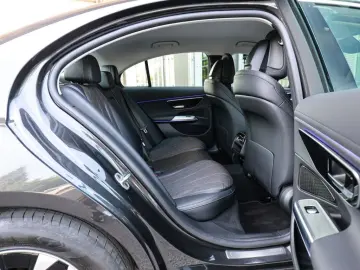 MERCEDES-BENZ E 220 d Avantgarde AHK LED Navi Kamera…