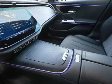 MERCEDES-BENZ E 220 d Avantgarde AHK LED Navi Kamera…