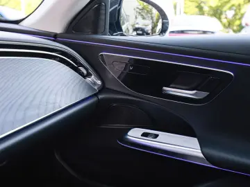 MERCEDES-BENZ E 220 d Avantgarde AHK LED Navi Kamera…