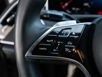 MERCEDES-BENZ E 220 d Avantgarde AHK LED Navi Kamera…