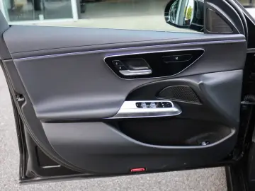 MERCEDES-BENZ E 220 d Avantgarde AHK LED Navi Kamera…